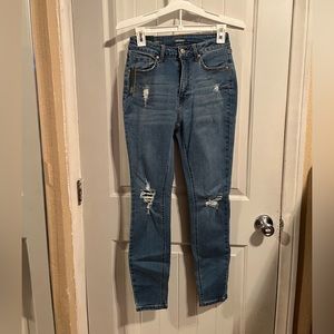 -new w tags
-size 4/27 waist
-shipping available!